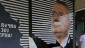 БОЉЕ ДА ИХ НАЂЕ ПОЛИЦИЈА НЕГО ШЕШЕЉ: Хулигани кукавички оштетили просторије СРС