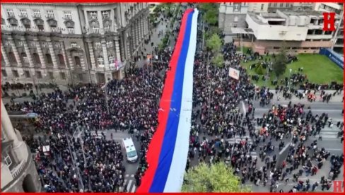 ЗА НАШУ СРБИЈУ! Жена која је шила највећу тробојку за скуп Србија наша породица открива: Кројили смо је и дан и ноћ