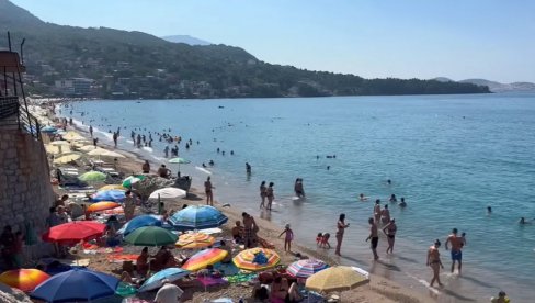 НЕСВАКИДАШЊА НЕСРЕЋА У ЦРНОЈ ГОРИ: Возио аутомобил пешачком зоном, па се закуцао у башту кафића