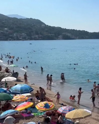 НЕСВАКИДАШЊА НЕСРЕЋА У ЦРНОЈ ГОРИ: Возио аутомобил пешачком зоном, па се закуцао у башту кафића