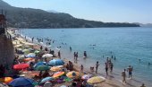 NESVAKIDAŠNJA NESREĆA U CRNOJ GORI: Vozio automobil pešačkom zonom, pa se zakucao u baštu kafića