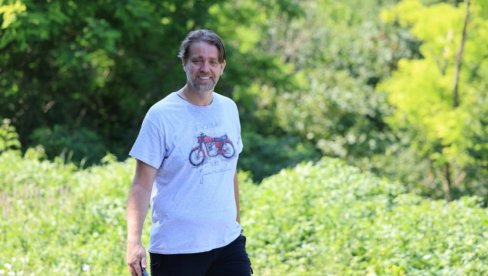 GRADONAČELNIK KRAGUJEVCA PEŠKE KRENUO KA BEOGRADU: Put započeo iz Dobrače, sela u kome je rođen i gde živi njegova majka (FOTO)