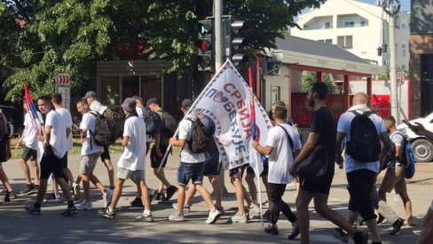 VIJORI SE SRBIJA POBEĐUJE  NOVOSADSKIM ULICAMA: Građani krenuli iz Novog Sada peške na skup u Beogradu (VIDEO)