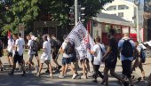 ВИЈОРИ СЕ ТРОБОЈКЕ И СРБИЈА ПОБЕЂУЈЕ : Грађани кренули из Новог Сада и Аранђеловца пешке на скуп у Београду (ФОТО/ВИДЕО)