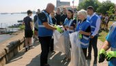 ČIŠĆENJEM OBALE OBELEŽEN DAN DUNAVA U SMEDEREVU: Sa mladima u akciji gradonačelnica i direktor Srbijavode