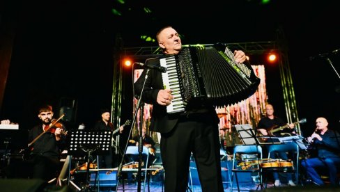 HARMONIKAŠ OTKRIO DEJANA KOSTIĆA: Došao je njegov otac i rekao mi... (FOTO)