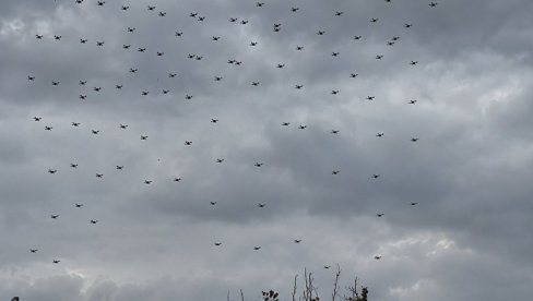 НЕВЕРОВАТНО! Сутра дрон шоу испред Скупштине - Летилице ће најавити велики скуп Србија једна породица (ВИДЕО)