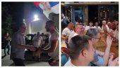 AKO NE MOŽEŠ DA IH POBEDIŠ, TI IM SE PRIDRUŽI Predsednik Vučić objavio snimak sa građanima koji pešače ka Beogradu
