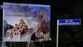 POSTAVLJEN BILBORD NA ULAZU U GRAČANICU: Srbi se ne odriču istorije uprkos pritiscima lažne države (VIDEO)