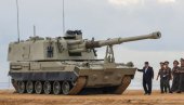 СЕВЕРНА КОРЕЈА ПОКАЗАЛА СИЛУ: Ким надгледао тестове нових ракетних система (ФОТО)