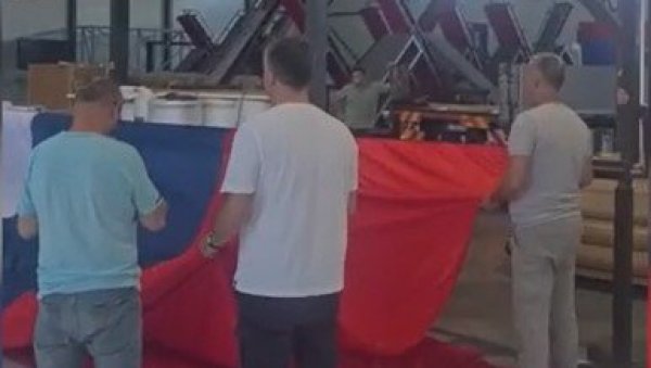 ПОСЛЕДЊЕ ПРИПРЕМЕ: Највећа српска тробојка икада појавиће се на скупу „Србија, једна породица“ (ВИДЕО)