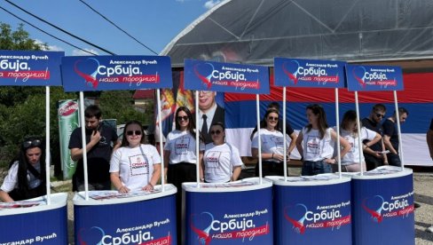 NAROD ČEKA VUČIĆA: Građani se okupili u Oplanićima (FOTO)