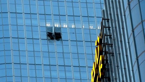 БИЛО ЈЕ ГЛАСНО, ВЕЛИЧИНЕ ЈЕ АУТОМОБИЛА Огромна летилица се закуцала у највишу зграду у Пекингу (ФОТО)