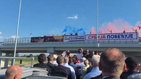 АЦО, СРБИНЕ Грађани са надвожњака поздрављају председника Вучића током обиласка деонице аутопута Адрани-Прељина (ВИДЕО)
