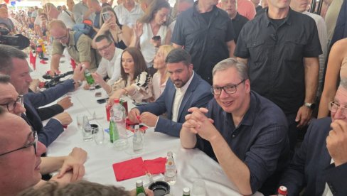 PROSLAVA VELIKOG USPEHA SRBIJE: Vučić u Oplanićima (FOTO/VIDEO)