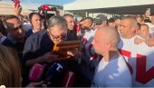 СПЕЦИЈАЛАН ПОКЛОН ЗА ПРЕДСЕДНИКА: Срби са КиМ даривали Вучићу икону Кнеза Лазара, он је целивао