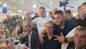 VUČIĆ SE SLIKAO SA SRBIMA SA KIM: Tri prsta i poruka - Srbi sa KiM uz Vučića