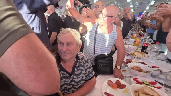 БИЛО ЈЕ И СУЗА! Дека заплакао кад је угледао председника Вучића (ФОТО)