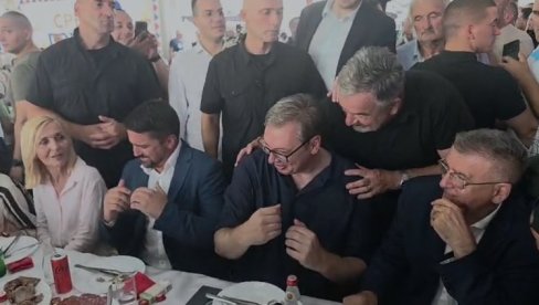 ВУЧИЋ ЗАИГРАО СА ГРАЂАНИМА: Невероватна атмосфера и весеље у Опланићима (ВИДЕО)