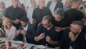ВУЧИЋ ЗАИГРАО СА ГРАЂАНИМА: Невероватна атмосфера и весеље у Опланићима (ВИДЕО)
