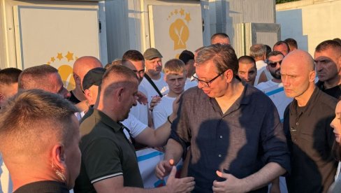 НЕ ПРЕСТАЈЕ АЦО, СРБИНЕ: Грађани уз скандирање испраћају Вучића из Опланића (ВИДЕО)