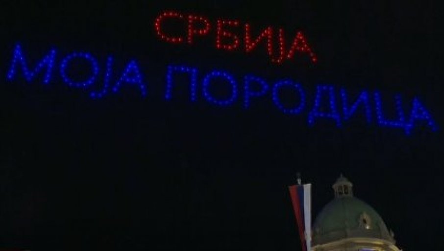 ДРОН ШОУ ИСПРЕД СКУПШТИНЕ: Србија једна породица (ВИДЕО)
