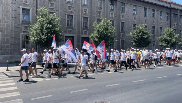 ВИОРЕ СЕ ТРОБОЈКЕ: Пешаци из Новог Сада стигли до Земуна (ФОТО)