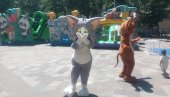 ДЕЦА И РОДИТЕЉИ ОДУШЕВЉЕНИ: Малишане испред скупштине забаваљају мађионичари, Том и Џери, Патрик и још многи други