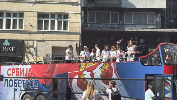 ПРЕЛЕПЕ СЦЕНЕ У БЕОГРАДУ: Млади у аутобусу са заставом Србије поручују да „Србија побеђује“