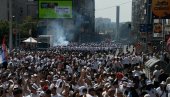 VELIČANSTVENI KORTEO! Desetak hiljada mladih stiže na skup Srbija jedna porodica, pogledajte moćne prizore (FOTO/VIDEO)