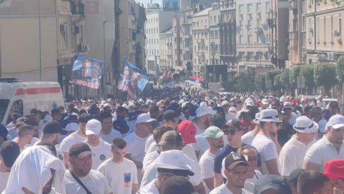 СКАНДИРАЈУ ВУЧИЋУ: Све више људи стиже на скуп Србија једна породица (ВИДЕО)