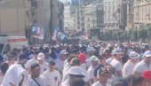 SKANDIRAJU VUČIĆU: Sve više ljudi stiže na skup Srbija jedna porodica (VIDEO)