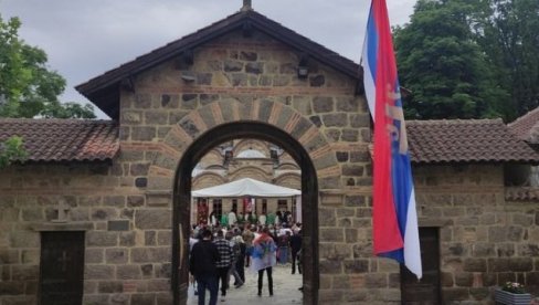 СВЕЧАНА ВИДОВДАНСКА АКАДЕМИЈА ОДРЖАНА У ГРАЧАНИЦИ Петковић: Србија уз свој народ на КиМ