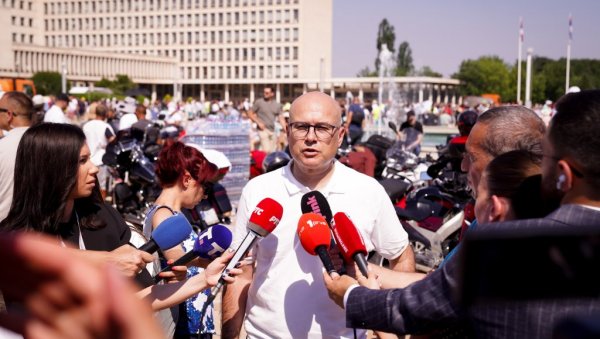 ГРБ И ЗАСТАВА СУ ИЗНАД СВЕГА, БЕЗ ОБЗИРА НА РАЗЛИКЕ: Милош Вучевић послао снажну поруку са скупа Србија једна породица (ВИДЕО)