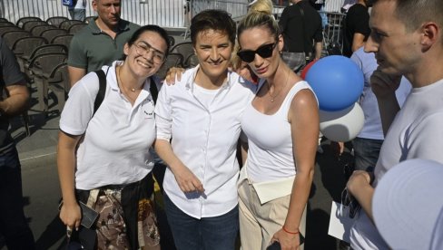 ANA BRNABIĆ ZA NOVOSTI:  Ovo je pravi slogan Srbija jedna porodica, ne želimo više ni teror, ni podele, ni mržnju