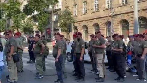 RATNI VETERANI STIŽU PRED NARODNU SKUPŠTINU: Snažna podrška predsedniku Vučiću na skupu „Srbija jedna porodica“
