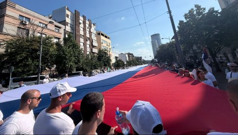 PRIZOR ODUZIMA DAH, NEMOGUĆE JU JE CELU SNIMITI: Srpsku trobojku nosi 2.500 ljudi, dugačka je 500 metara, a teška oko tonu (FOTO/VIDEO)