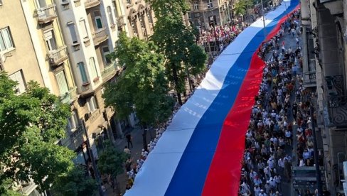 ВУЧИЋ ОБЈАВИО СНИМАК НАЈВЕЋЕ СРПСКЕ ЗАСТАВЕ: Хвала Србијо (ВИДЕО)