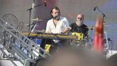 ACA LUKAS ZAPOČEO KONCERT ISPRED SKUPŠTINE PESMOM „OVO JE SRBIJA“: Neverovatna atmosfera na skupu „Srbija jedna porodica“