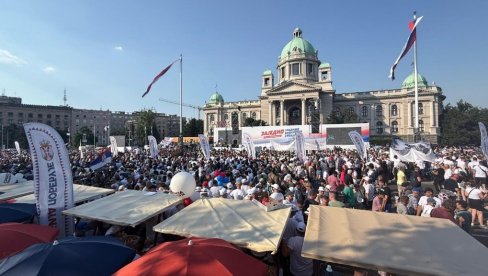 POGLEDAJTE SNIMAK IZ VAZDUHA: Ovako izgleda atmosfera na skupu Srbija jedna porodica (VIDEO)