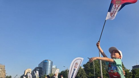 АЦО, СРБИНЕ: Дечак маше тробојком, народ скандира, Вучић на бини (ВИДЕО)