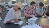 СРБИЈА ЈЕДНА ПОРОДИЦА: Грађани попуњавају листиће са темама које их највише интересују