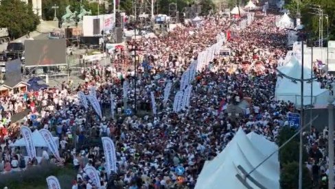УЈЕДИЊЕНА СРБИЈА: Величанствен снимак скупа Србија једна породица из ваздуха (ВИДЕО)