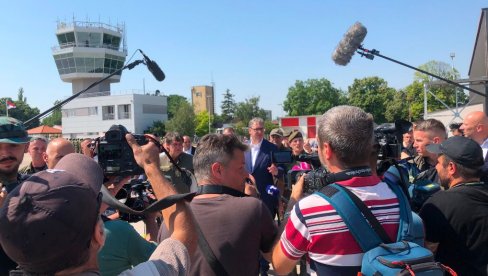 МОЋНА АРМИЈА У БАТАЈНИЦИ: Вучић на приказу нових средстава Војске Србије (ФОТО/ВИДЕО)