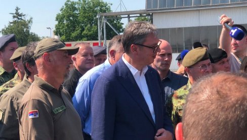ВИДИШ ШТА ЈЕ ОСМЕХ КОД ДОБРОГ ВОЈНИКА, КАД ИМА ДОБРУ РАКЕТУ Вучићу приказано кинеско чудовиште ЦМ-400
