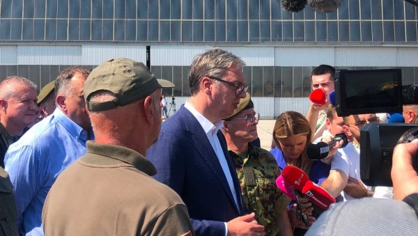 ХВАЛА ВАМ ТЕОДОРА ШТО БРАНИТЕ И ЧУВАТЕ НАШУ ЗЕМЉУ Вучића одушевила девојка која управља системом Мистрал