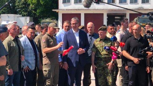 SNAGA NAŠE ARMIJE: Vučić posmatra moć Vojske Srbije na Pasuljanskim livadama (VIDEO)