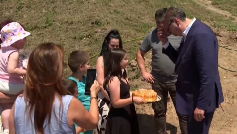 PRAVO SRPSKO DOMAĆINSTVO: Vučić u poseti porodici Veljković