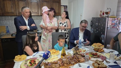 ПРАВО СРПСКО ДОМАЋИНСТВО: Вучић у посети породици са петоро деце - то је право благо (ВИДЕО)