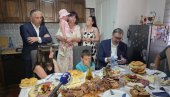 PRAVO SRPSKO DOMAĆINSTVO: Vučić u poseti porodici sa petoro dece - to je pravo blago (VIDEO)